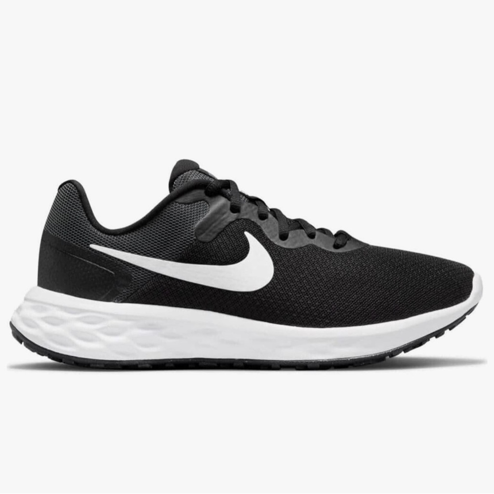 NIKE Women's Revolution 6 Sneakers. US 9.5. Black/White.Impeccable.